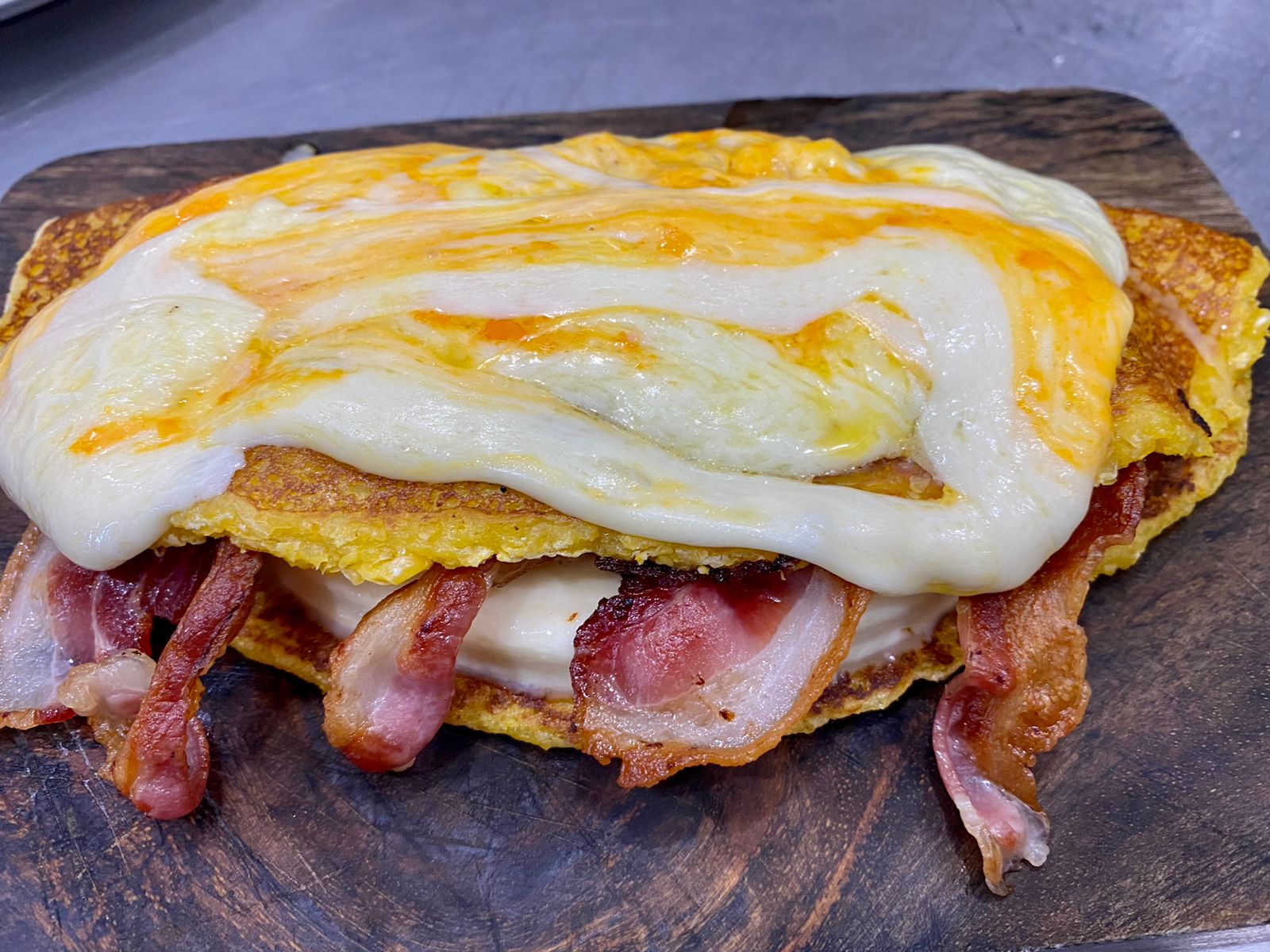 Cachapa con Bacon y Queso Gratinado